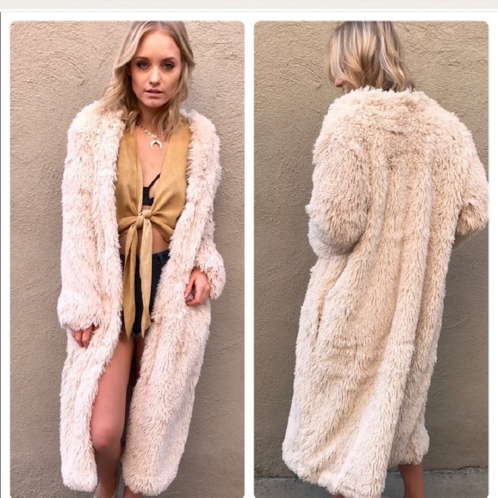 Fabulous faux fur coat.Cozy!Neutral color - Picture 2 of 6